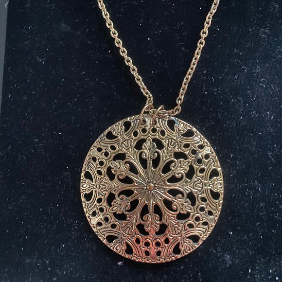 Large gold tone medallion - Picture 1 of 3